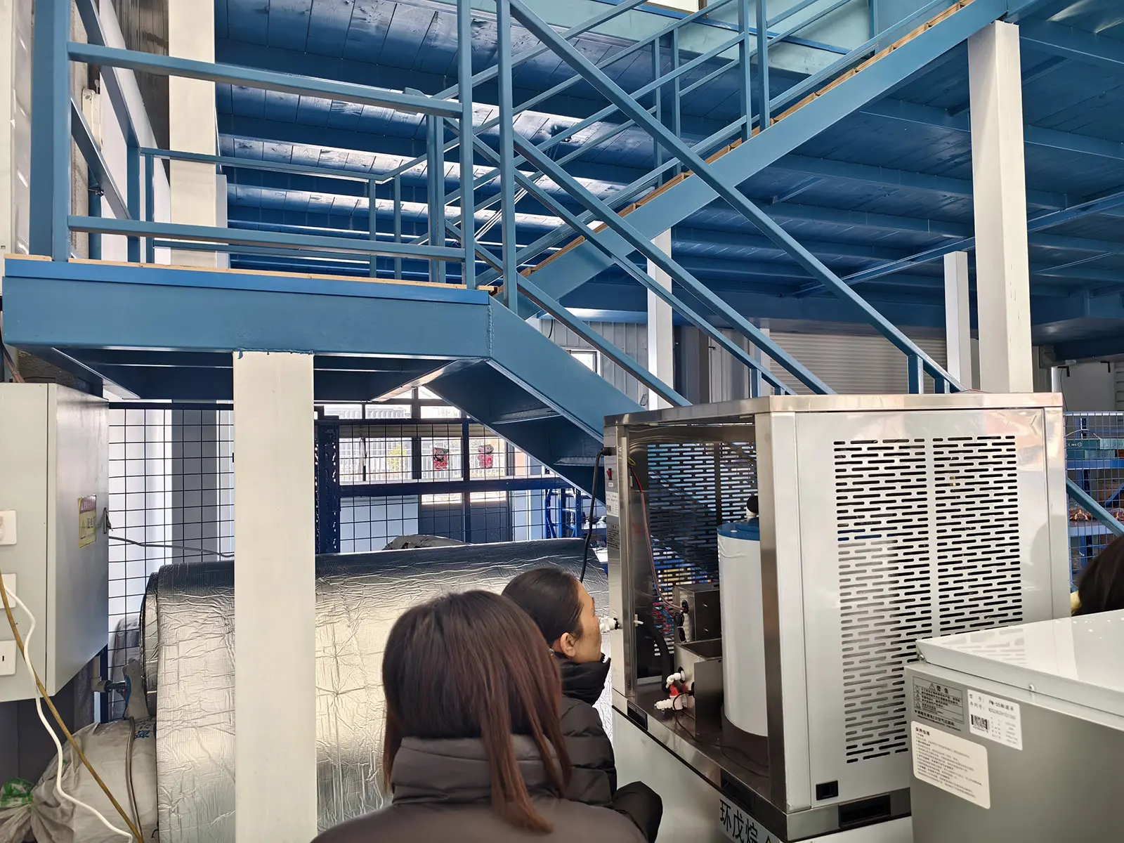 BLG visit the customer in Indonesia,Chinese engineer check the machine status of old customer and listen their feedback about machine running